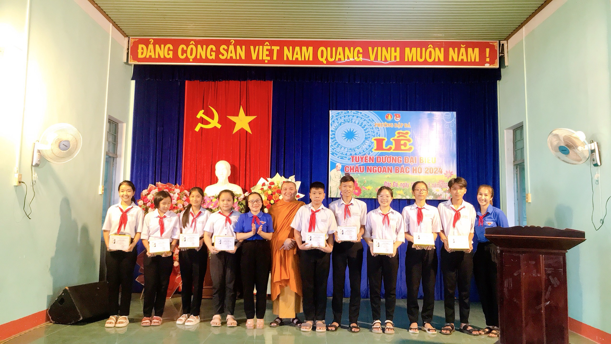 An Nhơn Tịnh xá Ngọc Duyên khen thưởng các em học sinh hiếu học tại địa phương.